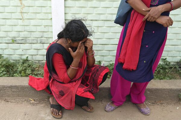 Родственники жертв столкновения поездов в Индии 