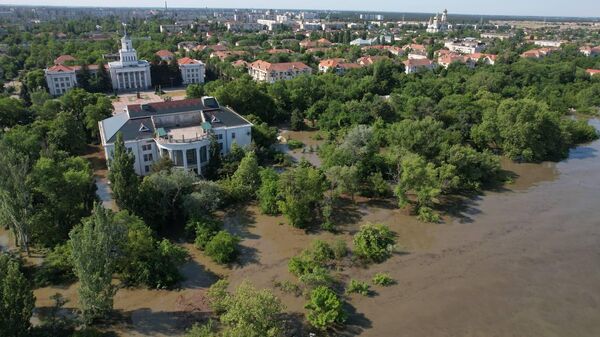 Центр Новой Каховки подтоплен после повреждения Каховской ГЭС