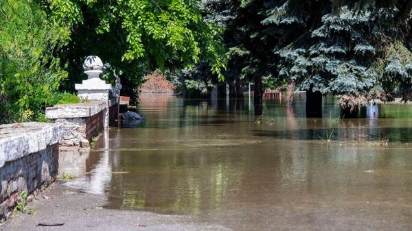 Затопленные улицы Новой Каховки после разрушения дамбы Каховской ГЭС