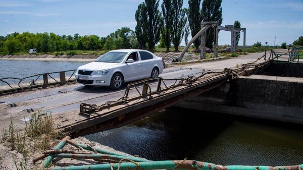 Машина проезжает над Северо-Крымским каналом
