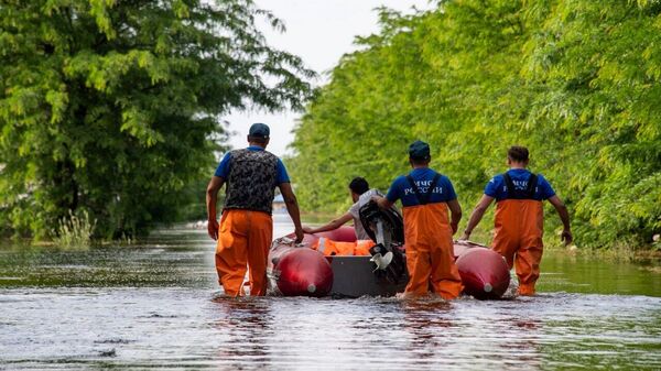 Спасатели МЧС РФ работают в зоне затопления в Херсонской области
