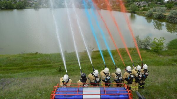 Крымские пожарные пустили пену в цветах российского триколора