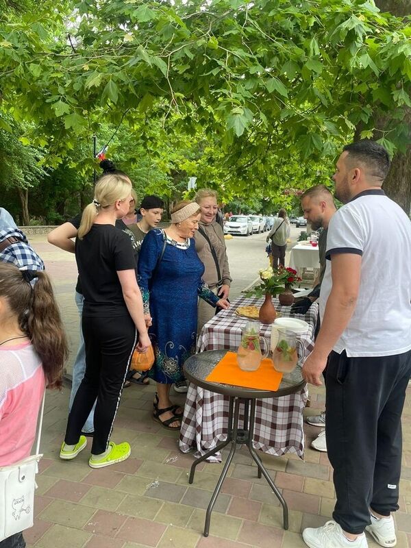 В Саках сотрудники местных кафе и ресторанов угощали всех желающих в честь Дня России В Саках сотрудники местных кафе и ресторанов угощали всех желающих в честь Дня России