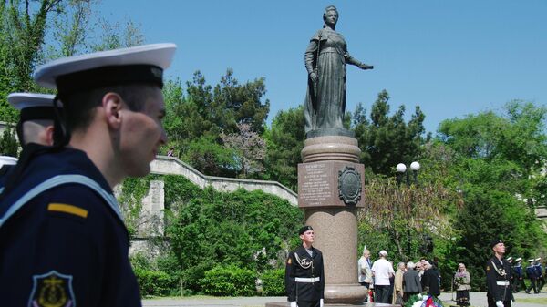 Церемония возложения цветов к памятнику основательницы Черноморского флота и Севастополя императрице Екатерине II