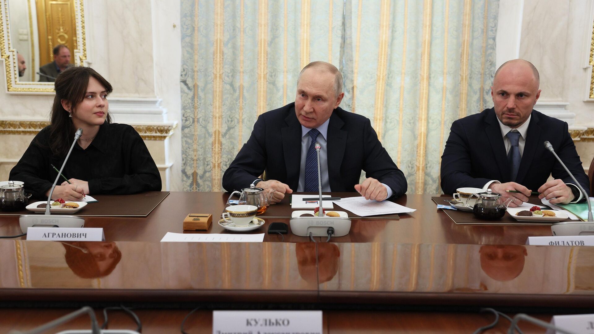 Президент РФ В. Путин провел встречу с военными корреспондентами - РИА Новости, 1920, 13.06.2022
