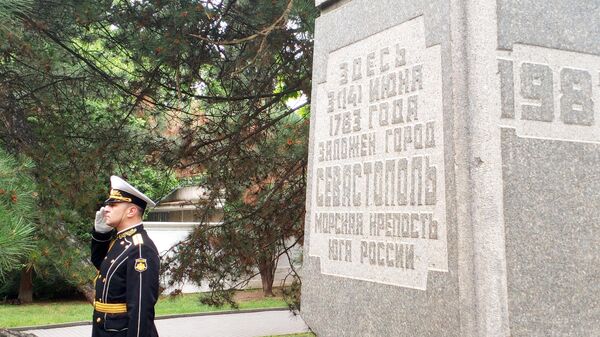 Памятный знак к честь основания Севастополя