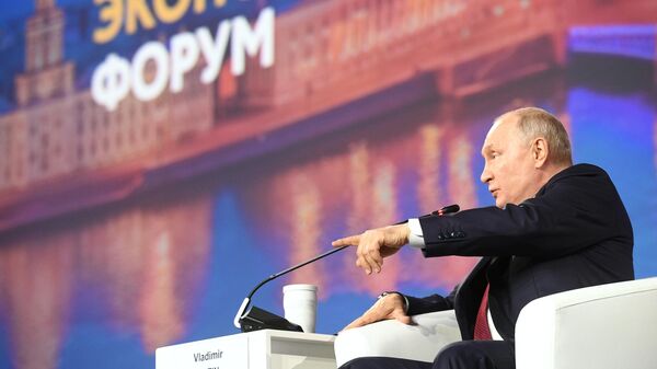 Президент РФ Владимир Путин на пленарном заседании ПМЭФ-2023