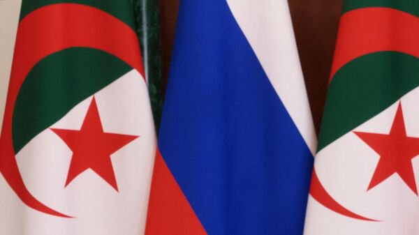 Флаги России и Алжира