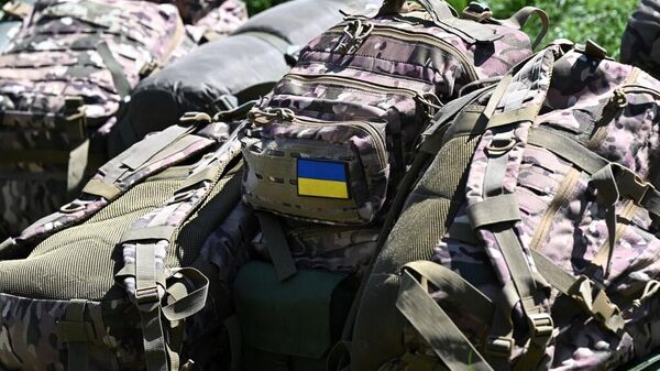 Украинский флаг на экипировке во время участия украинских солдат в позиционных учениях на военной базе британской армии