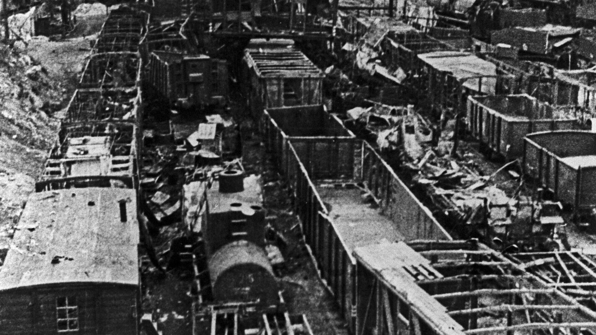 Разбомбленные транспортные эшелоны вблизи Севастополя - РИА Новости, 1920, 22.06.2023