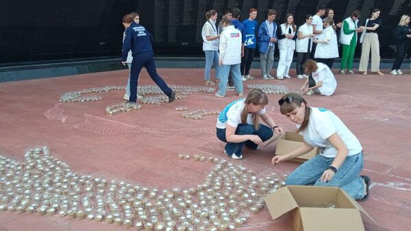 Волонтеры зажгли огненные картины войны и свечи памяти в Симферополе 