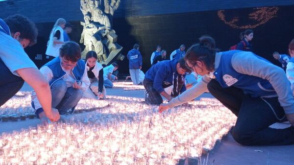 Волонтеры зажгли огненные картины войны и свечи памяти в Симферополе