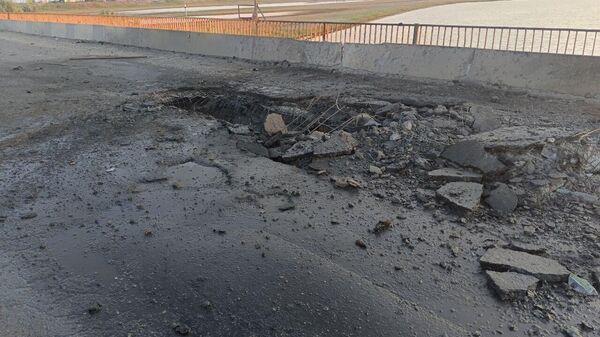 Разрушения на мосту в Чонгаре после обстрела ВСУ