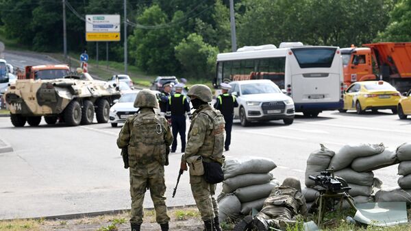 Военнослужащие РФ на блокпосту на автодороге в Москве.