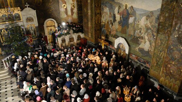Верующие во время Рождественского богослужения в Киево-Печерской лавре