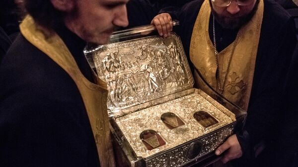 Священнослужители несут дары Волхвов в Успенском соборе Киево-Печерской Лавры, Киев