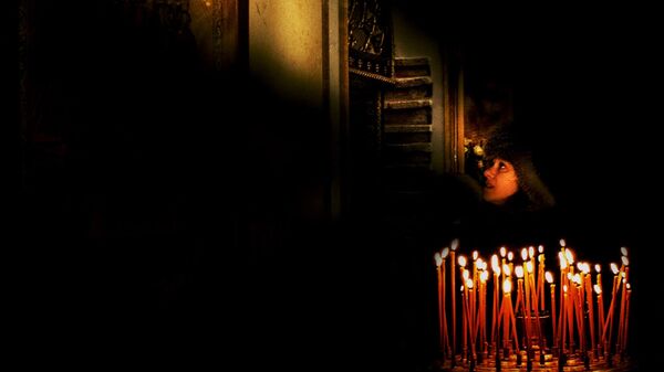 Прихожанка молится перед иконе Богородицы. Киево-Печерская лавра