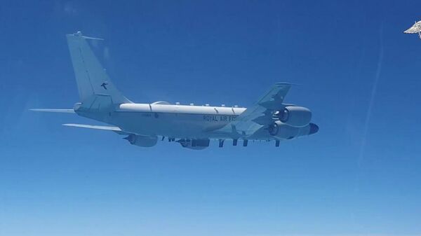 Самолет радиотехнической разведки и радиоэлектронной борьбы RC-135 ВВС Великобритании перехвачен российскими Су-27 над Черным морем. Скриншот видео Минобороны РФ