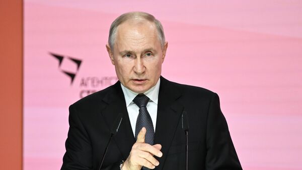 Президент РФ Владимир Путин на пленарном заседании форума Сильные идеи для нового времени – 2023 в Москве