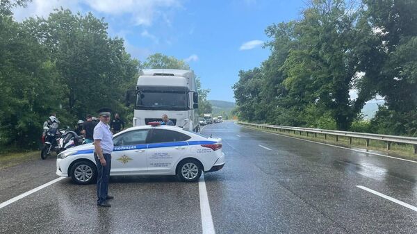 Сотрудники ГИБДД ограничили движение транспорта на трассе Джугба - Сочи из-за ливня и смерча