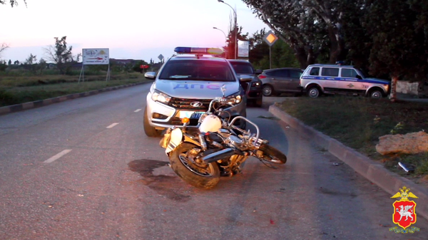 Мотоциклист превысил скорость и выехал за пределы дороги в поселке Заозерное