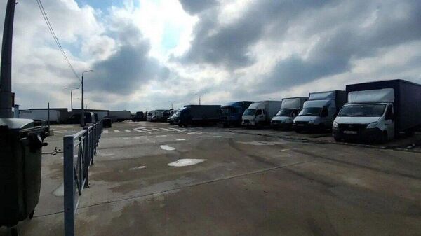 Автомобили, ожидающие очереди на Керченскую паромную переправу