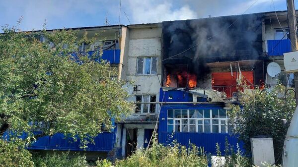 В поселке Краснооктябрьский Глушковского района в результате обстрела со стороны ВСУ загорелся многоквартирный дом