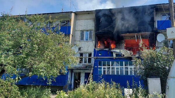 В поселке Краснооктябрьский Глушковского района в результате обстрела со стороны ВСУ загорелся многоквартирный дом