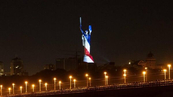 Киевский режим разукрасил монумент Родина-мать в цвета американского флага