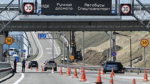 Движение автомобилей по Крымскому мосту