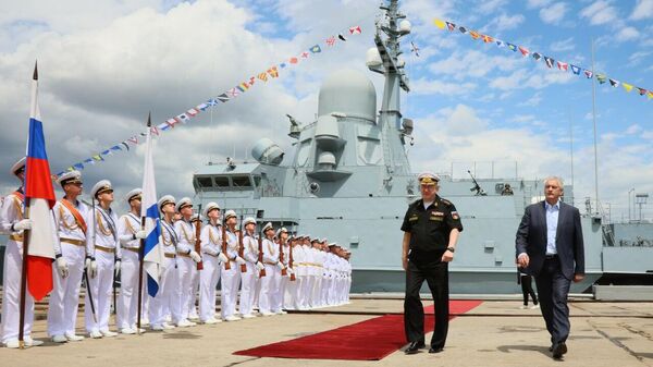 Церемония поднятия военно-морского флага на малом ракетном корабле Циклон