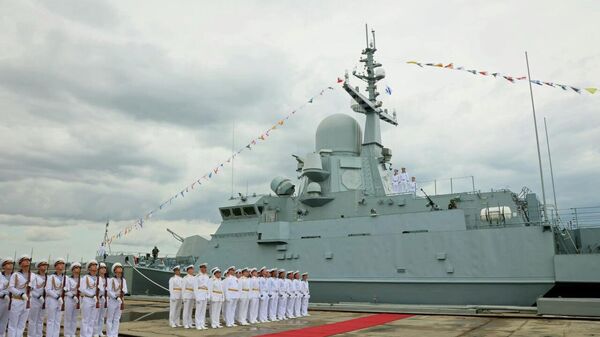 Церемония поднятия военно-морского флага на малом ракетном корабле Циклон