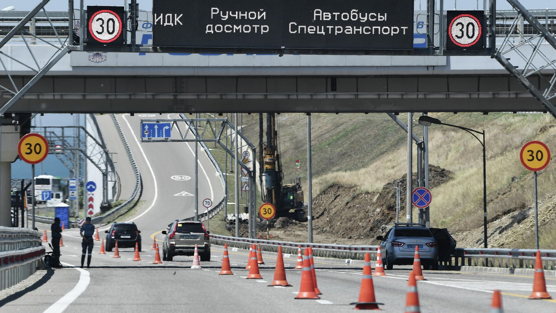 Движение автомобилей по Крымскому мосту - РИА Новости, 1920, 18.08.2023