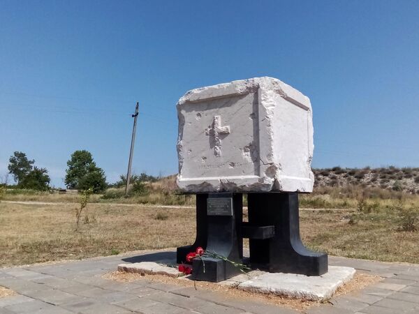 В 1854 году Британская армия, уходя из Севастополя, поставила памятник всем погибшим. В 1854 году Британская армия, уходя из Севастополя, поставила памятник всем погибшим.