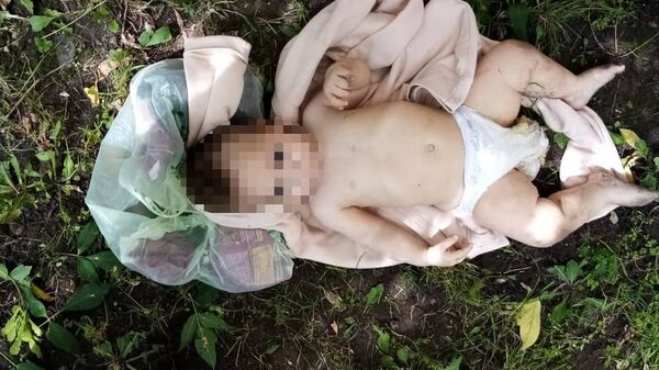 В Москве прохожие нашли лежащего в траве у многовквартирного дома годовалого малыша