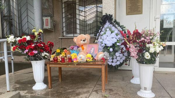 В Раздольном создан импровизированный мемориал погибшей при атаке беспилотника 14-летней девочке