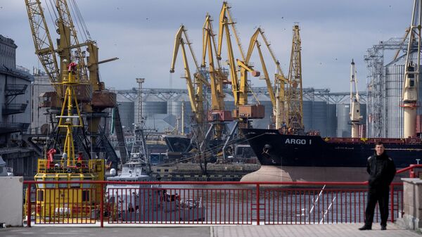  Балкер АРГО I пришвартован к зерновому терминалу порта в Одессе