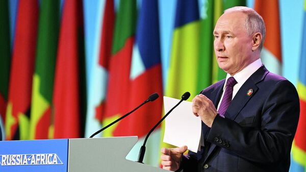 Президент РФ Владимир Путин выступает с заявлением для СМИ по итогам II Саммита Россия - Африка