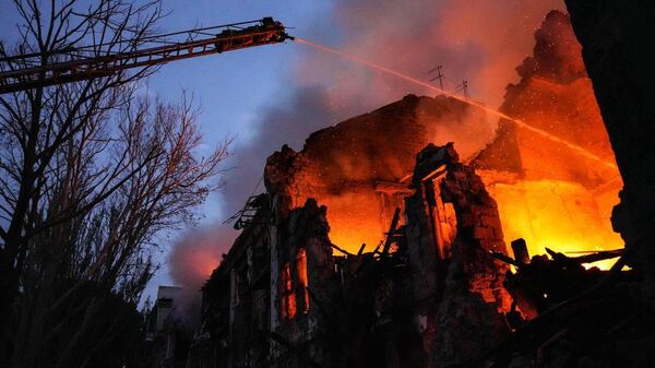 Пожарные Государственной службы по чрезвычайным ситуациям Украины работают над тушением пожара на инфраструктурном объекте
