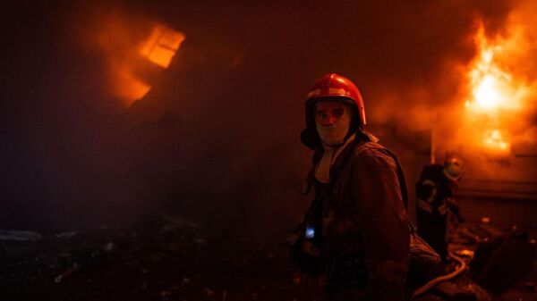 Пожарные Государственной службы по чрезвычайным ситуациям Украины работают над тушением пожара на инфраструктурном объекте
