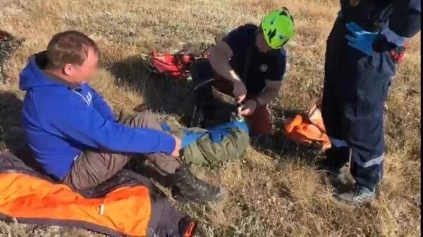 Специалисты МЧС спасли парапланериста, упавшего на скалы под Судаком