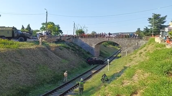 В Крыму легковушка рухнула с моста на рельсы