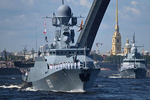 Малый ракетный корабль Углич на Главном военно-морском параде в честь Дня ВМФ РФ в Санкт-Петербурге