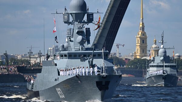 Малый ракетный корабль Углич на Главном военно-морском параде в честь Дня ВМФ РФ в Санкт-Петербурге