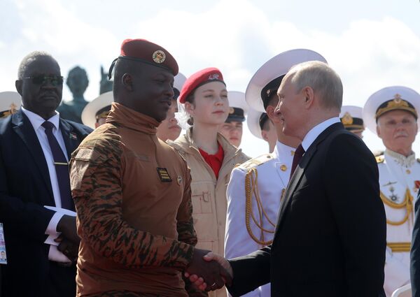 Президент РФ Владимир  Путин на Главном военно-морском параде по случаю Дня Военно-морского флота РФ