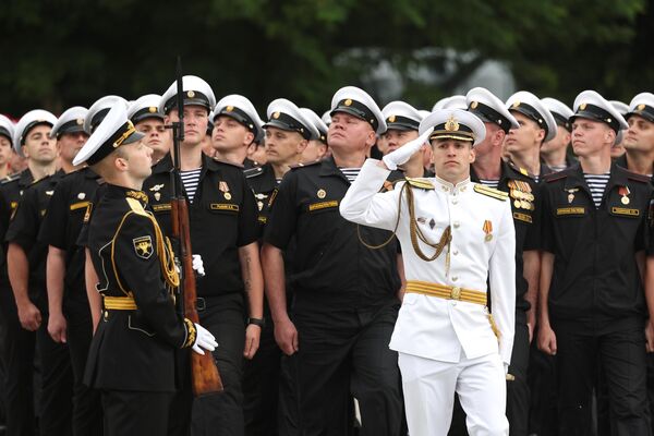 Моряки на торжественном параде, посвященном Дню Военно-морского флота, в Балтийске