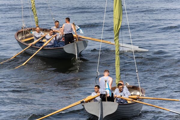 Моряки во время празднования Дня Военно-морского флота во Владивостоке