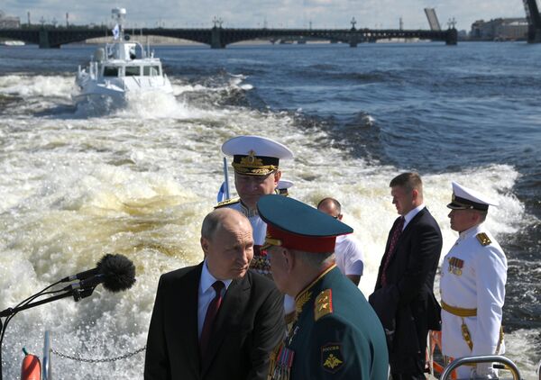 Президент РФ Владимир Путин  на Главном военно-морском параде по случаю Дня Военно-морского флота РФ