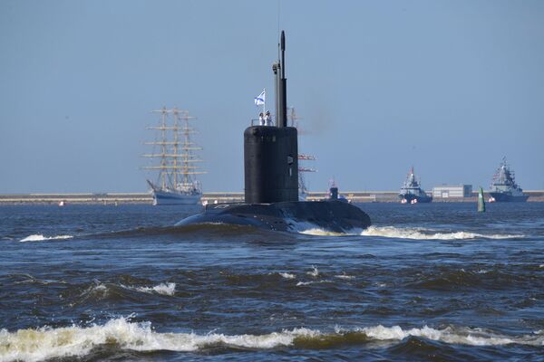 Подводная лодка Дмитров на параде, посвященном Дню Военно-морского флота в акватории Финского залива в Кронштадте