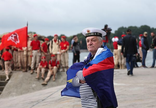 Зрители на праздновании парада в Балтийске, посвященного Дню Военно-морского флота в России